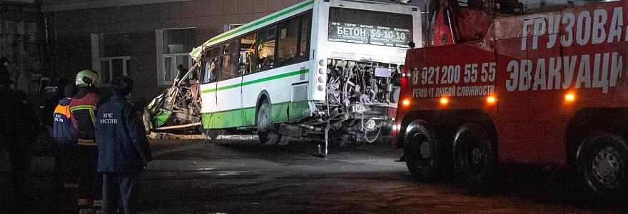 Водитель автобуса, въехавшего в здание НовГУ в ноябре, был в сознании